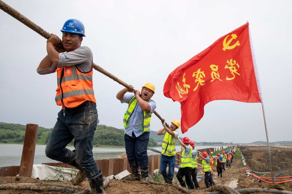 2019年6月21日，苏锡常太湖隧道工地架设万伏电缆，党员突击队在施工现场。