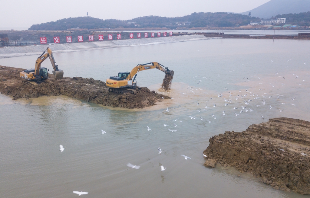 2019年12月23日，鸟群从陆岛转换围堰回水施工现场飞过。